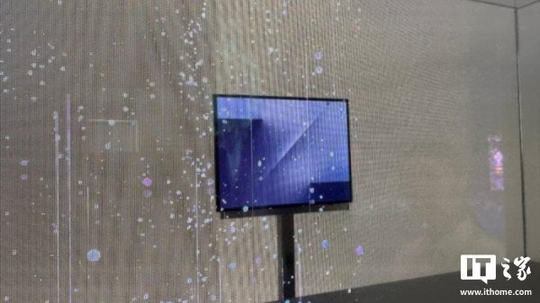 倍操盘 视频曝光三星首款三折叠屏手机 Galaxy Z TriFold 更多细节